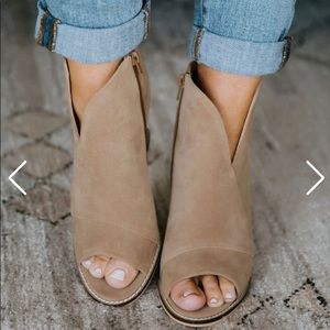 Taupe Peep Toe Wedges from Lauriebelles Size 7.5